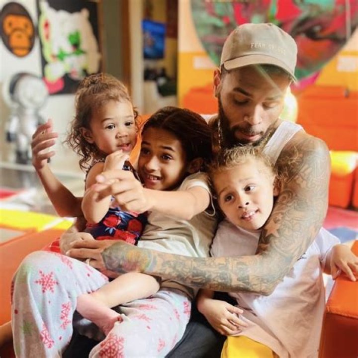 How Much Child Support Should Chris Brown Pay? Expert Lawyer Weighs In – Hollywood Life