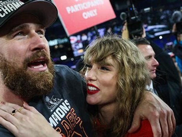 How Taylor Swift Reacted to Boyfriend Travis Kelce Singing ‘Viva Las Vegas’ at Patrick Mahomes’ Gala