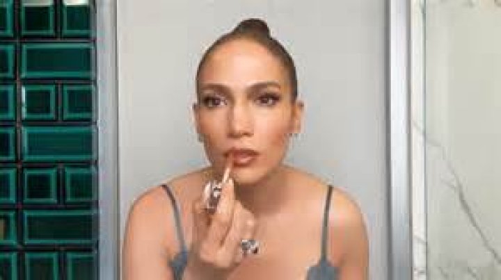 How To Take The Perfect Selfie — Tips From Jennifer Lopez’s Makeup Artist
