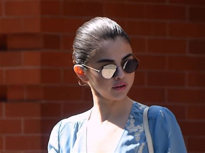 How To Wear Makeup With Glasses Like Selena Gomez — Expert Tips – Hollywood Life