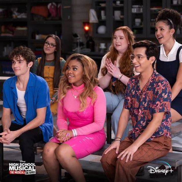 ‘HSMTMTS’ Preview: The Wildcats Sing Epic Rendition Of ‘HSM2’ Hit On Their Way To Camp