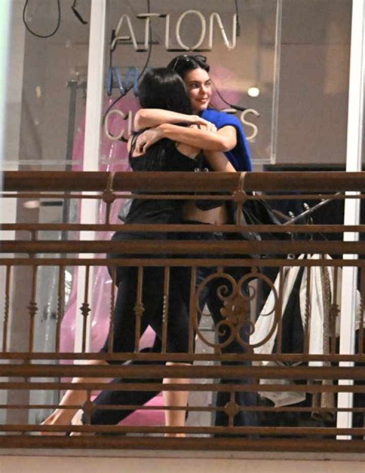 Hugs Mystery Man – Photos – Hollywood Life