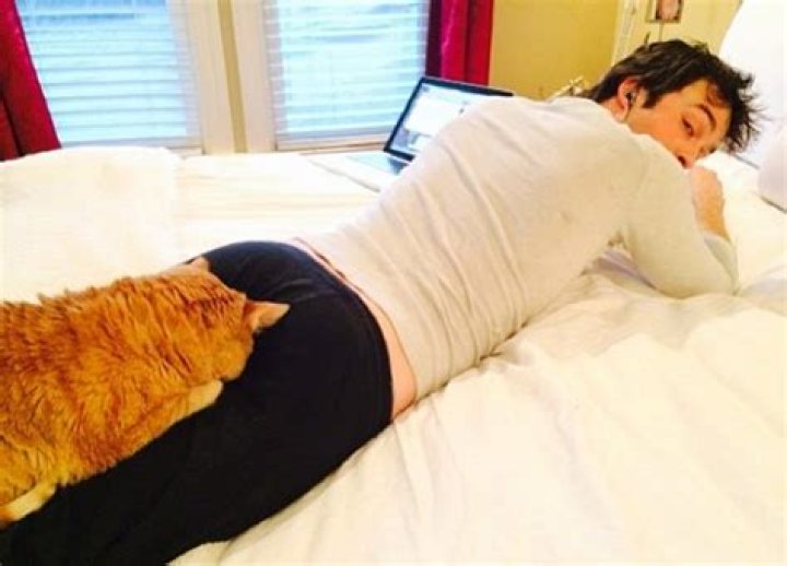 Ian Somerhalder’s Cat Likes To Sit On His Butt — Hilarious New Pic
