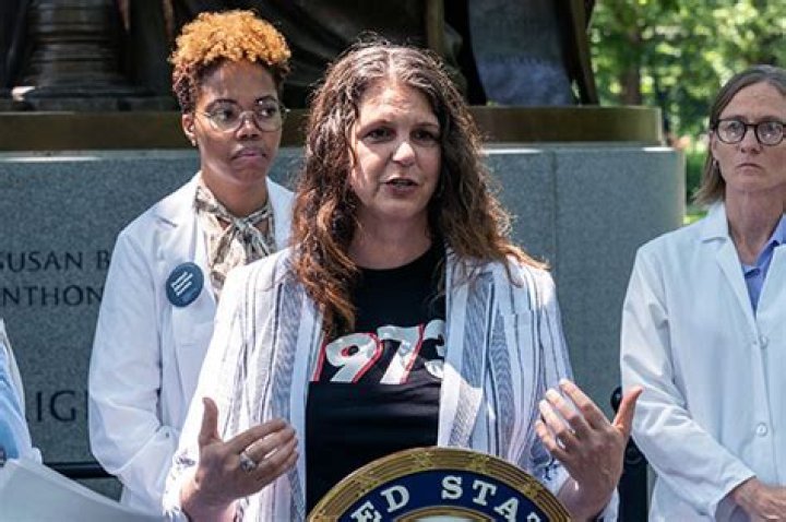 Idaho Doctor Fears Pregnant Women Will Die After State’s Abortion Ban – Hollywood Life