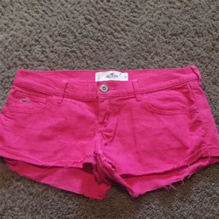 Iggy Azalea, 30, Twerks In Hot Pink Short Shorts 6 Months After Giving Birth — Watch
