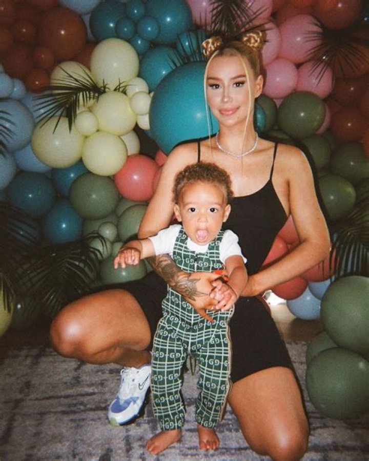 Iggy Azalea & Adorable Baby Onyx, 7 Mos., Fly Out Of Los Angeles Ahead Of Thanksgiving Holiday – Pic