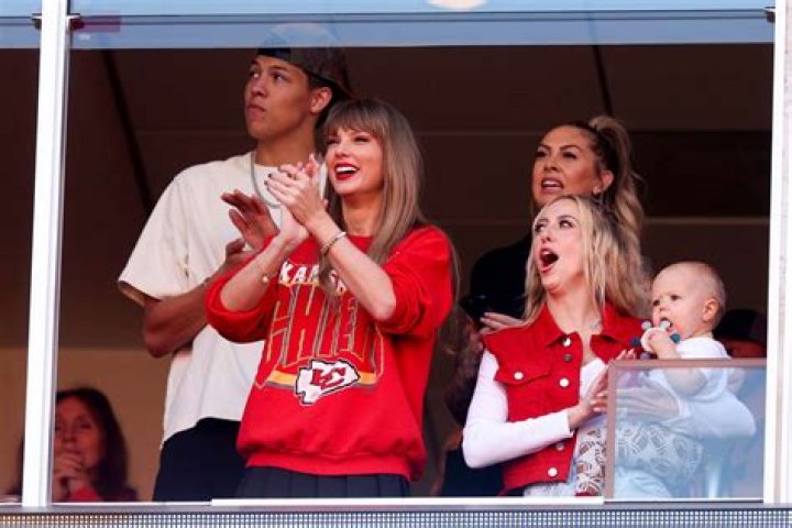 Inside Taylor Swift and Brittany Mahomes’ Friendship – Hollywood Life