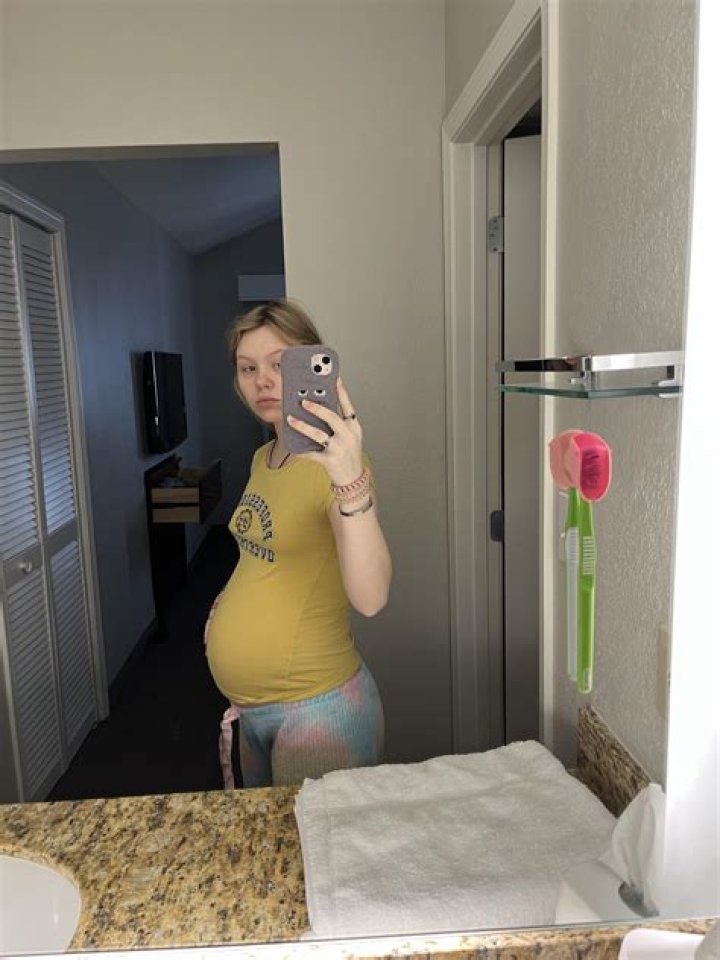 Ireland Baldwin Nude With Baby Bump In Mirror Selfie: Photo – Hollywood Life