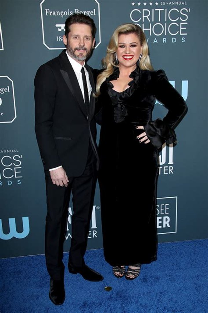 Is Kelly Clarkson Single? All About Her Relationship Status and More – Hollywood Life
