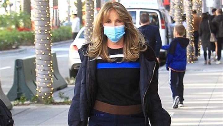 Jaclyn Smith Goes Makeup-Free For Christmas Shopping – Hollywood Life