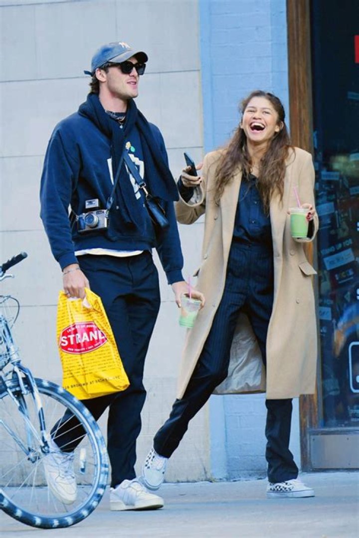Jacob Elordi Kisses Zendaya On Head & Sets Off Dating Rumors: Photos – Hollywood Life