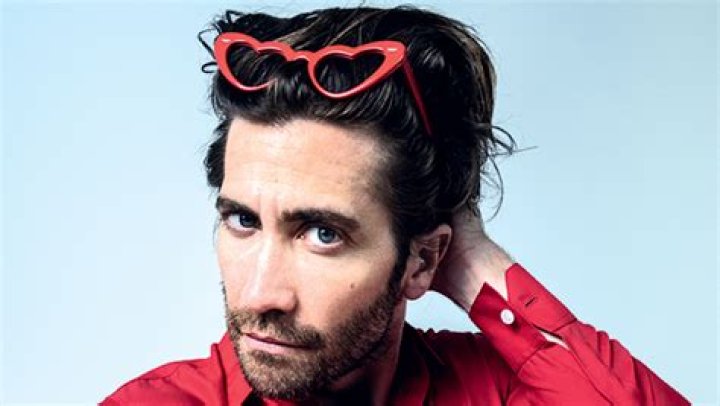 Jake Gyllenhaal Rocks Heart Sunglasses Like Taylor Swift’s In ’22’ – Hollywood Life