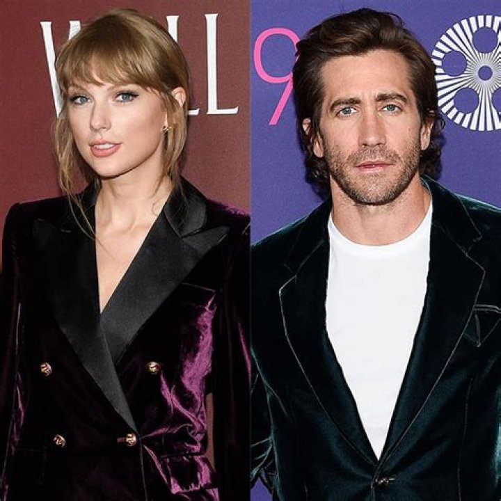 Jake Gyllenhaal’s Friend Andrew Has Scarf From Taylor Swift Song – Hollywood Life