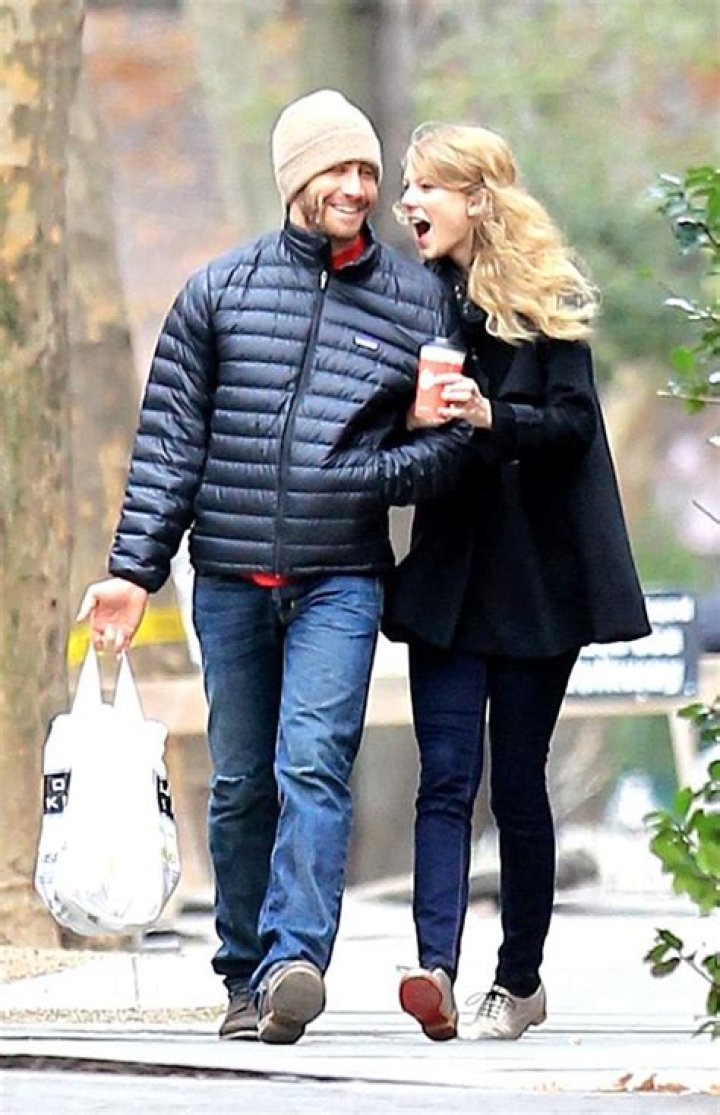 Jake Gyllenhaal Treats His Princess Taylor Swift To A Private Movie Date! Exclusive!