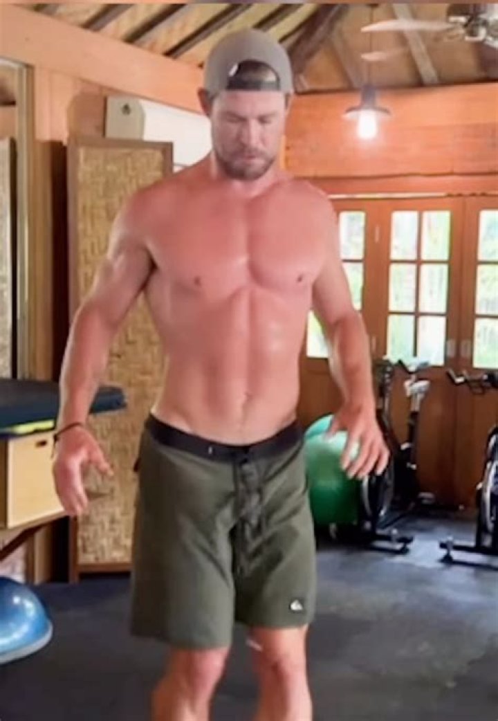 Jamie Dornan: Fans Insanely Distracted By The Massive ‘Bulge’ In His Pants On Golf Trip