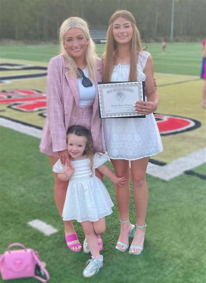 Jamie Lynn Spears’ Daughter Maddie, 13, Looks So Grown Up In 1st School Dance Photos