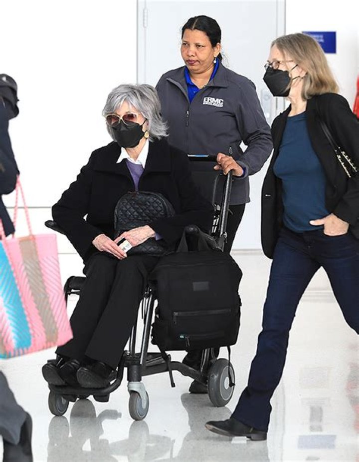 Jane Fonda In Wheelchair At LAX Months After Cancer Reveal: Photo – Hollywood Life