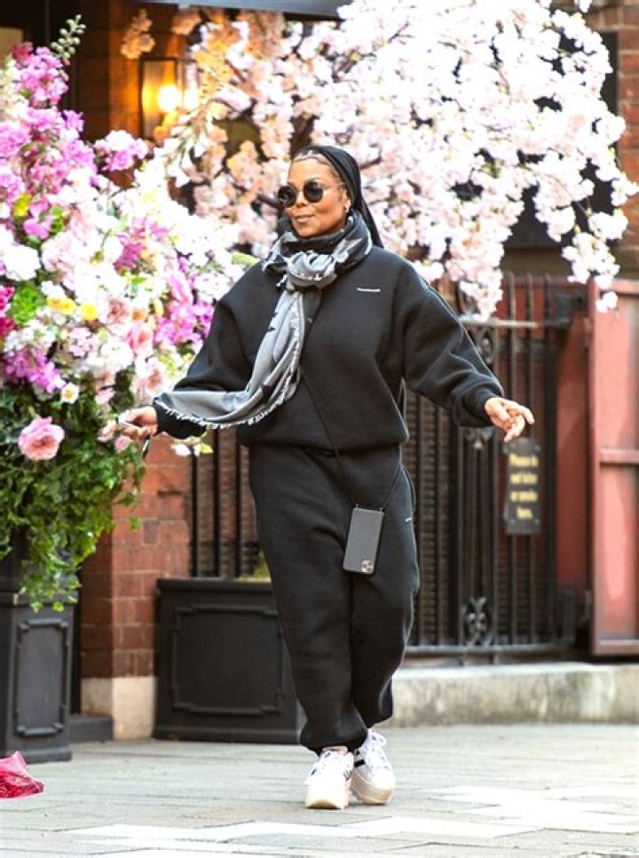 Janet Jackson Rocks Sweatpants While Leaving Florist In London – Hollywood Life