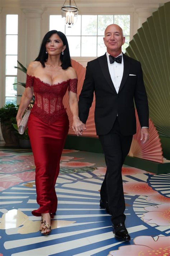 Jeff Bezos’ Fiancée Lauren Sanchez Simmers in Sexy Red Dress at White House State Dinner