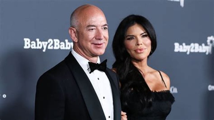 Jeff Bezos & Lauren Sanchez Makeout On Holiday Trip To St. Barts — PDA Photos