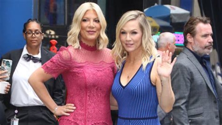 Jennie Garth & Tori Spelling React To Watching Luke Perry In ‘90210’ – Hollywood Life