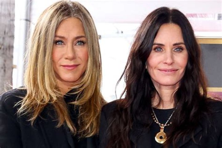 Jennifer Aniston, Courteney Cox & Lisa Kudrow Reunite For A ‘Friends’ 4th Of July Celebration