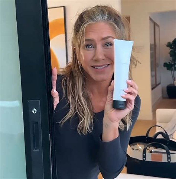 Jennifer Aniston’s Travel Size Detangler is Under $15 – Hollywood Life