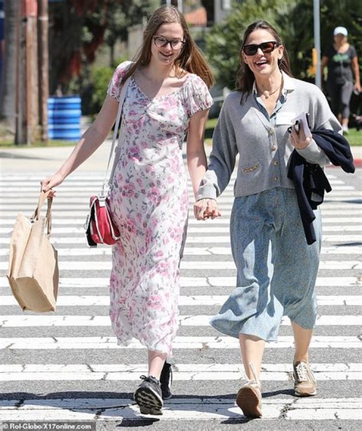 Jennifer Garner Bonds With Look-Alike Daughter Seraphina, 12, On Shopping Date — Photos