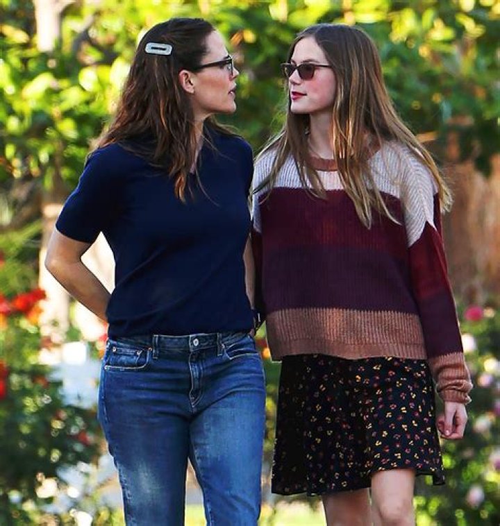 Jennifer Garner & Daughter Violet Seen Bonding On Day Out In LA – Hollywood Life
