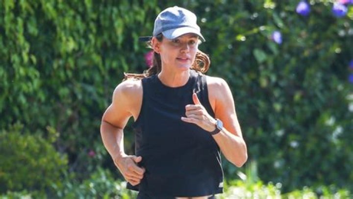 Jennifer Garner Goes Makeup-Free On Jog: Photos – Hollywood Life
