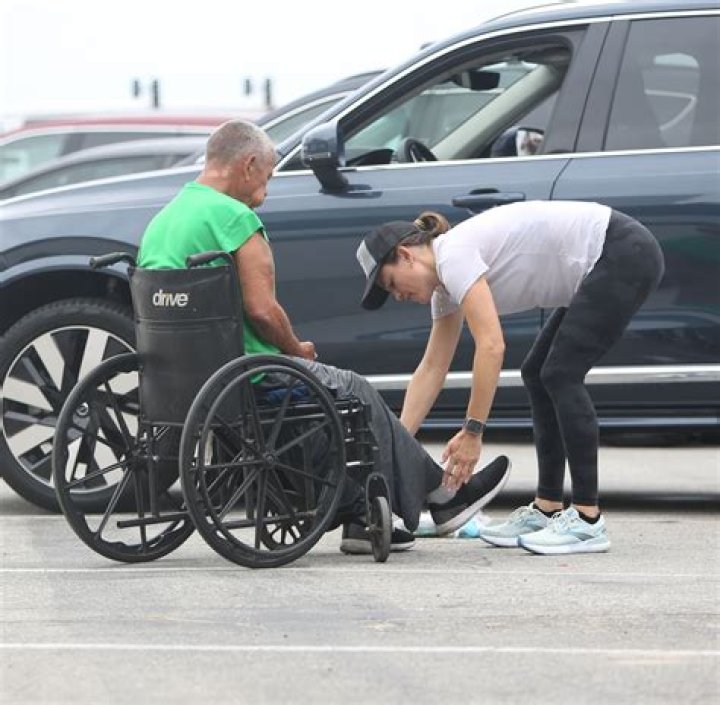 Jennifer Garner Helps Homeless Man in Wheelchair With New Shoes – Hollywood Life