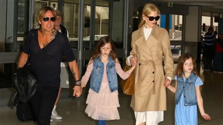 Jennifer Garner Hugs Her 2 Daughters On Adorable Family Fun Date Outside — New Pic