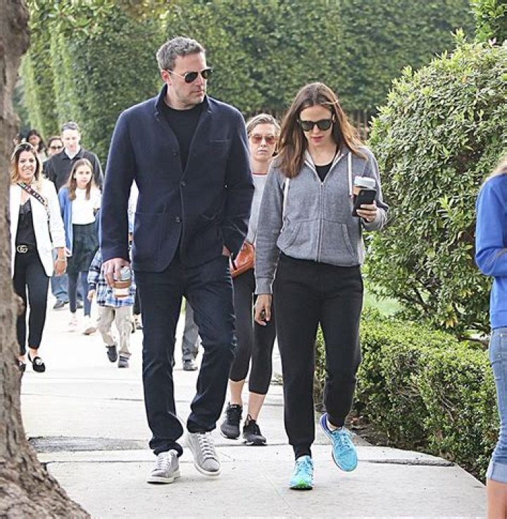 Jennifer Garner Hugs Samuel After School: Photos – Hollywood Life