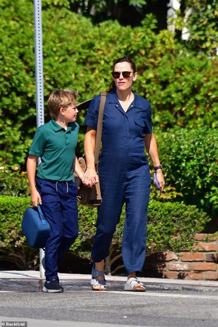 Jennifer Garner & Son Samuel Ride In Fourth Of July Parade: Photos – Hollywood Life