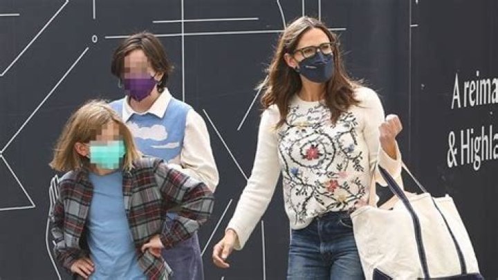 Jennifer Garner Steps Out With Younger Kids Samuel, 10, & Seraphina, 13, To Run Errands In LA