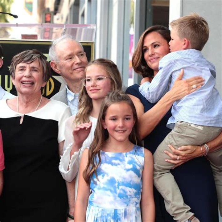 Jennifer Garner Takes Her 3 Adorable Kids Out For Exercise Break & Violet, 14, Is So Tall — Pic
