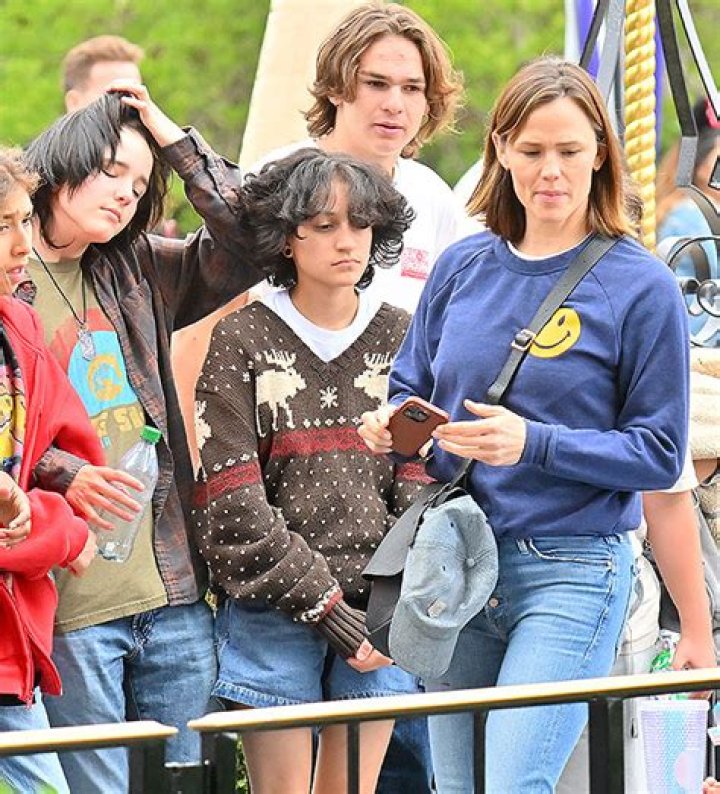 Jennifer Garner Takes Jennifer Lopez’s Child Emme, 15, To Disneyland With Seraphina, 14: Photos
