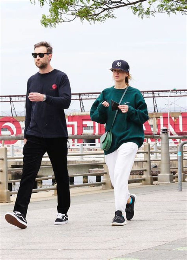 Jennifer Lawrence No Makeup In Sweatpants In NYC – Pics – Hollywood Life