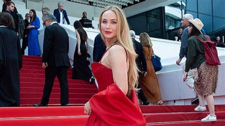 Jennifer Lawrence Rocks Flip Flops On Carpet Of Cannes Film Festival – Hollywood Life