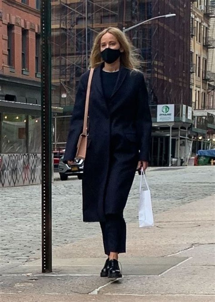 Jennifer Lawrence Shows Off Sleek Black Coat & Leather Shoes In NYC – Hollywood Life