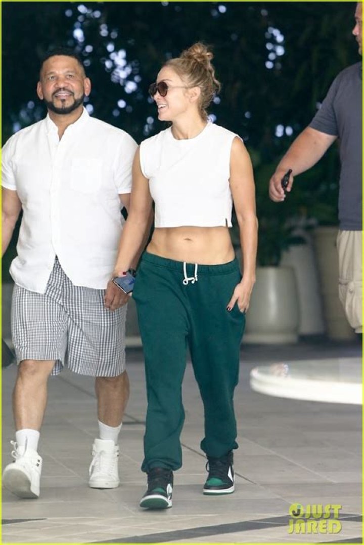 Jennifer Lopez Bares Her Abs In Crop Top After Leaving The Gym Before Florida Lockdown