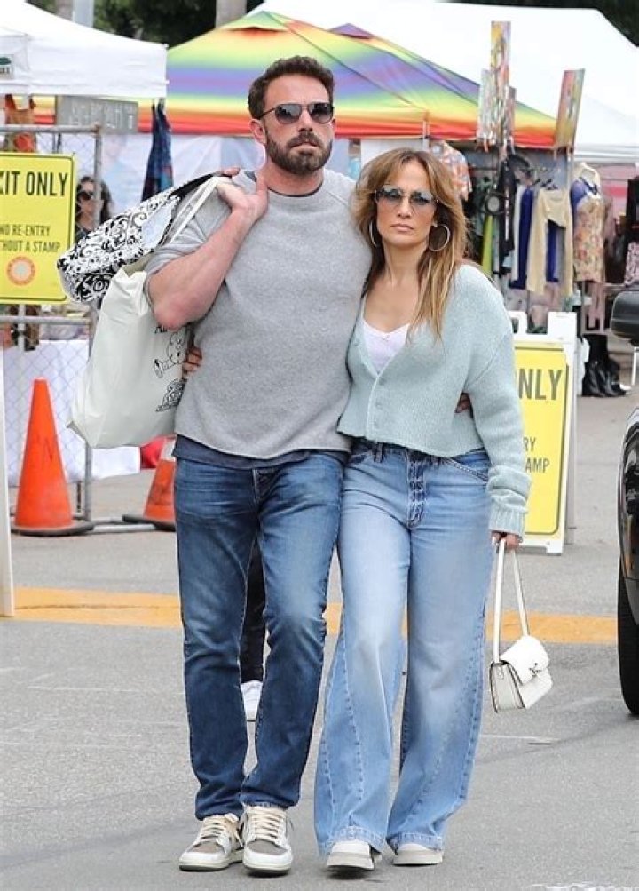 Jennifer Lopez & Ben Affleck Get Cozy While Shopping for Furniture: Photos
