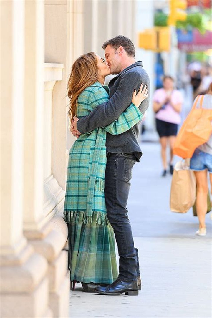 Jennifer Lopez & Ben Affleck Kiss On Sidewalk In NYC: Photos – Hollywood Life