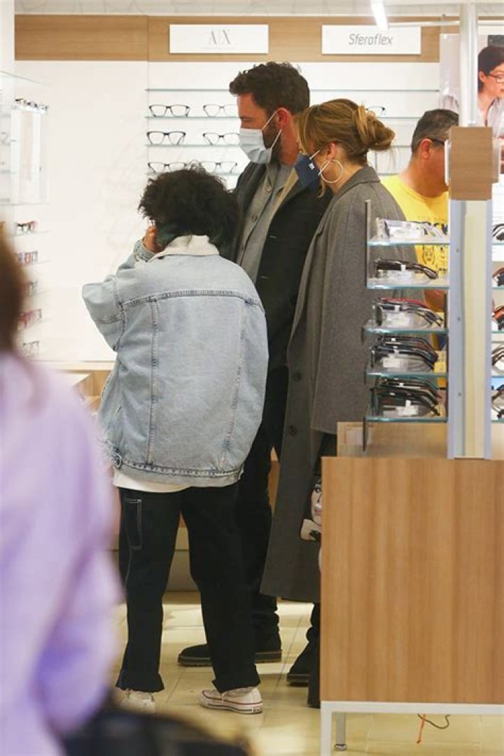 Jennifer Lopez & Ben Affleck Take Her Daughter Emme Glasses Shopping – Hollywood Life
