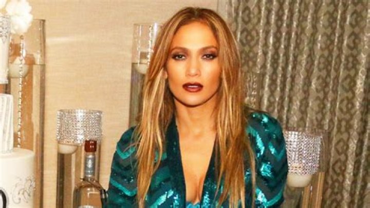 Jennifer Lopez Enjoys Green Lollipop & Shows Off Engagement Ring: Video – Hollywood Life