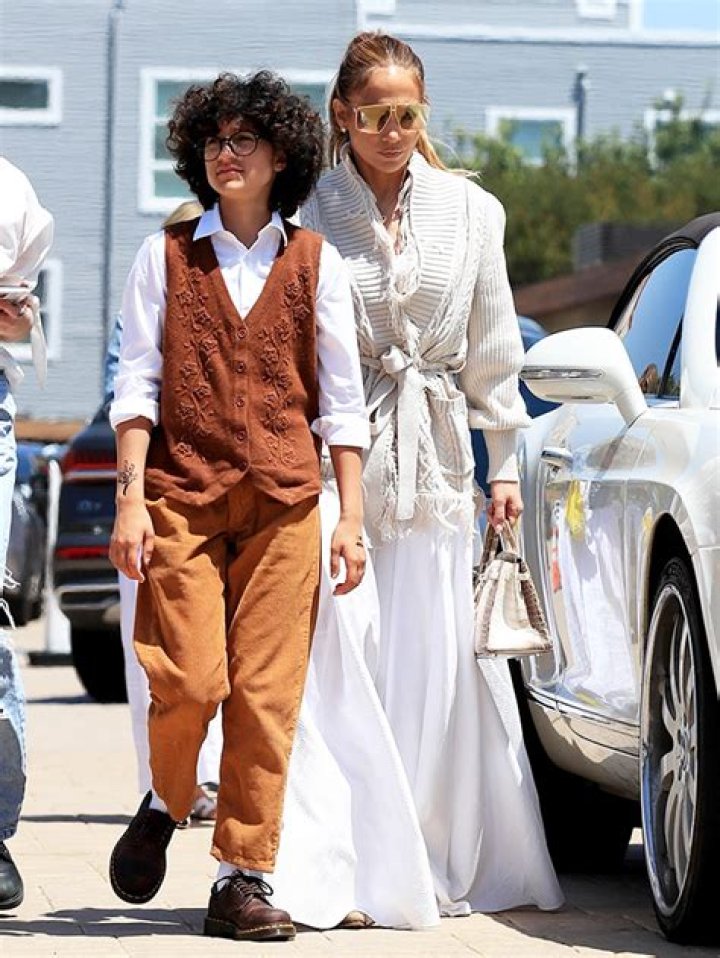 Jennifer Lopez Goes To Lunch With Daughter Emme On Mother’s Day 2022 – Hollywood Life