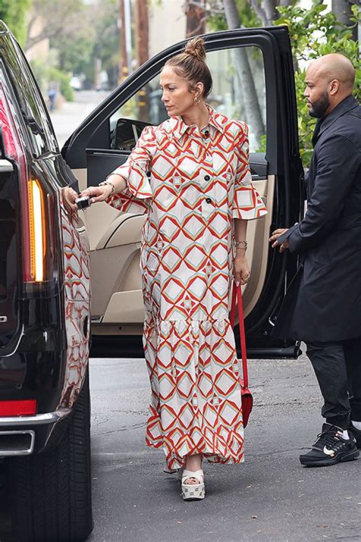 Jennifer Lopez In Red Maxi For Lunch With Twins Max & Emme: Photos – Hollywood Life