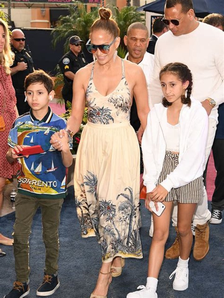 Jennifer Lopez & Kids Max & Emme Pose For Mother’s Day Post – Hollywood Life