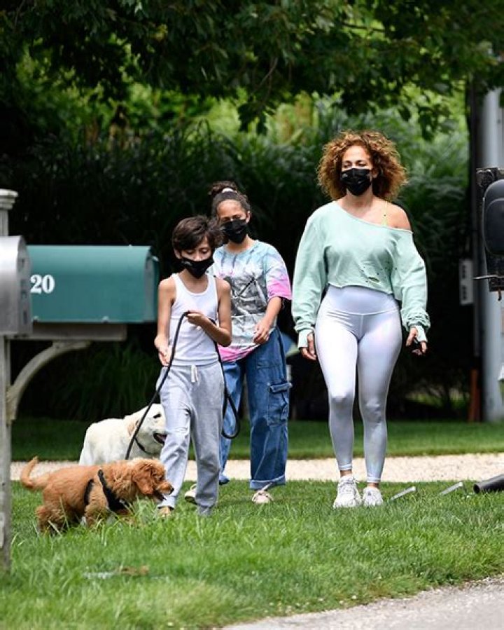 Jennifer Lopez Rocks Curly Hair On Morning Walk With Her Twins: Photos – Hollywood Life