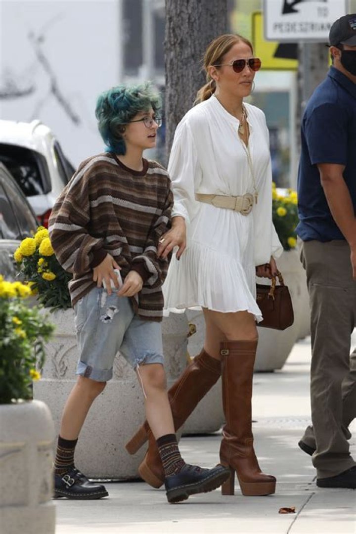 Jennifer Lopez Rocks Mini Dress On Lunch Date With Daughter Emme – Hollywood Life